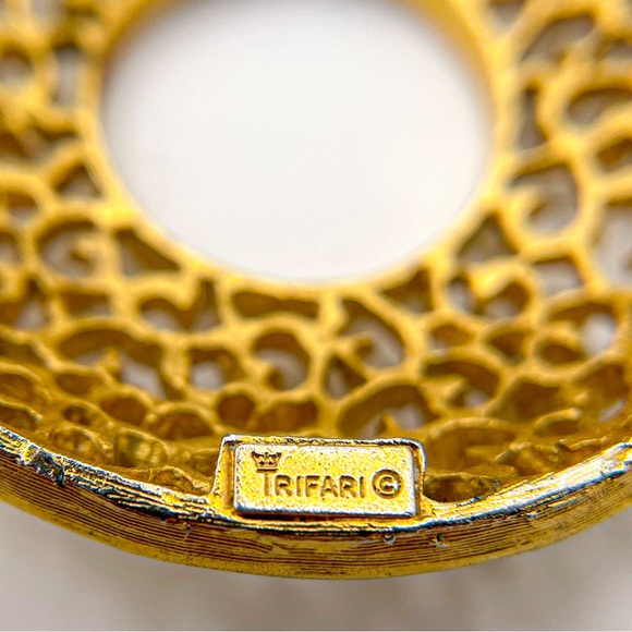 Vintage Crown Trifari Gold Tone Open Circle Filigree Textured Pin/Brooch - Picture 4 of 6